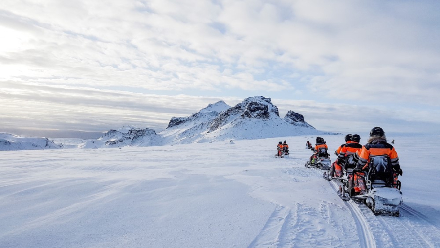 Sneeuwscootertocht op de gletsjer in IJsland.